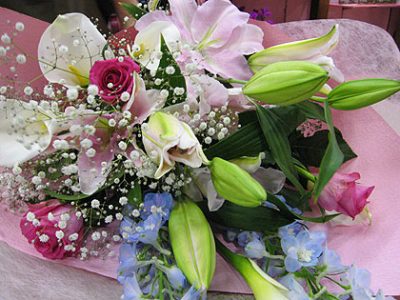 夜道を、花束を抱えて走りました。おめでとうございます。